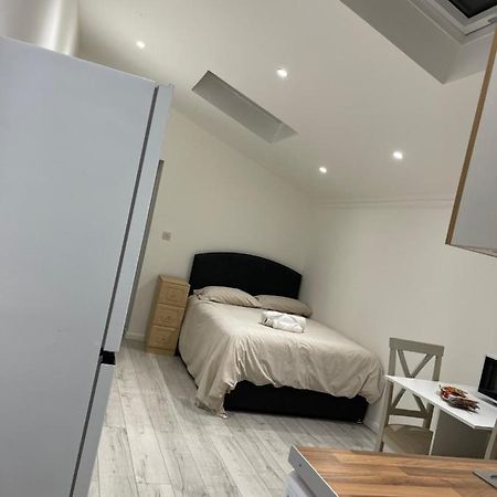 Studio Room Next To Gatwick Crawley  Exterior photo
