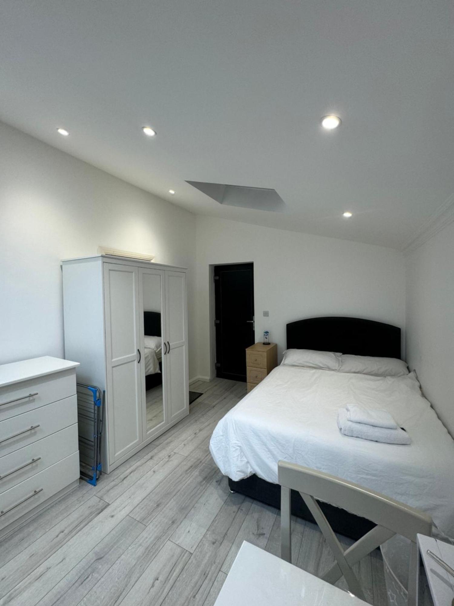 Studio Room Next To Gatwick Crawley  Exterior photo