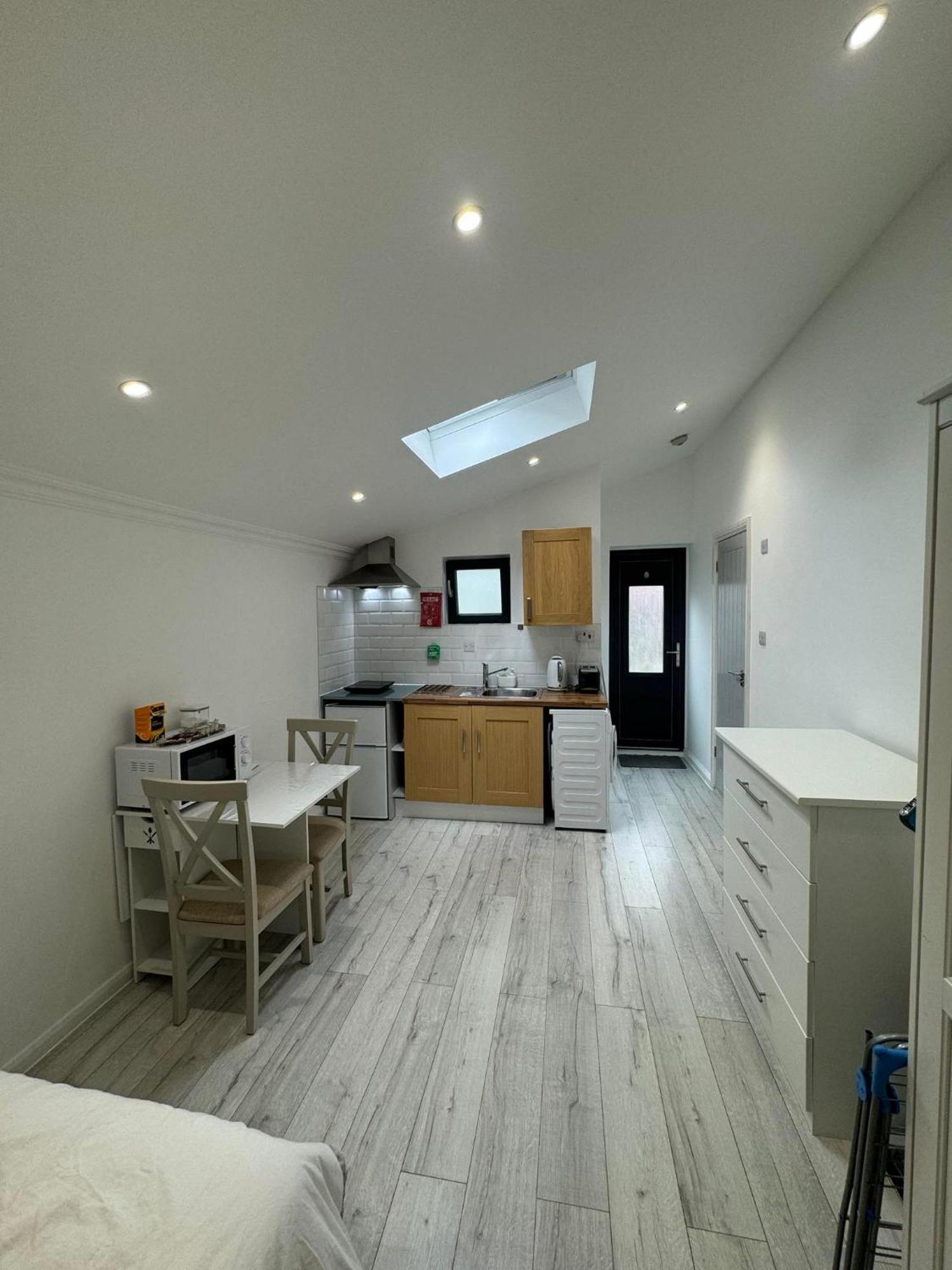 Studio Room Next To Gatwick Crawley  Exterior photo